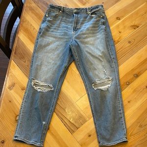 American Eagle Ripped Curvy Mom Jeans size 16 EUC